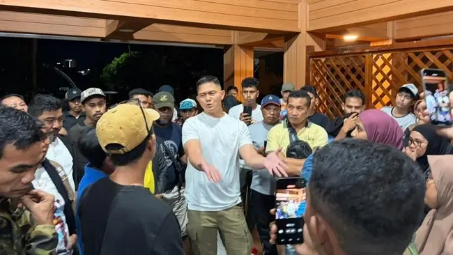 Aparat TNI membubarkan kegiatan nonton bareng (nobar) film dokumenter berjudul Pesta Babi di Kota Ternate, Maluku Utara pada Jumat (8/5). (Foto: detikcom)
TNI - pesta babi