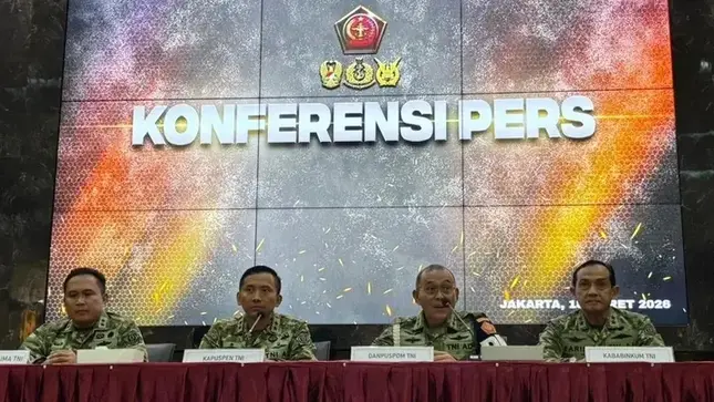 Danpuspom TNI Mayjen Yusri Nuryanto (kedua kanan) bersama Asintel Panglima TNI Mayjen TNI Rio Firdianto, Kapuspen TNI Brigjen Aulia Dwi Nasrullah, dan Kababinkum Laksamana Muda Farid Maru menyampaikan keterangan pers di Mabes TNI, Jakarta, Rabu (18/3/2026). (Foto: Ist) Konpers Puspom TNI