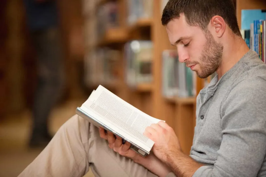 Ilustrasi orang sedang membaca buku (Foto: Shutterstock) ilustrasi baca buku