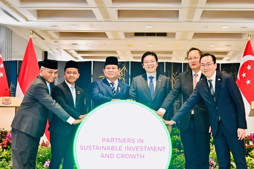 Menteri Energi dan Sumber Daya Mineral (ESDM) Bahlil Lahadalia (dua dari kiri) mendampingi Presiden Prabowo Subianto (tiga dari kiri) pada Renewable Energy Interconnectors Milestone Ceremony, di Parliament House, Singapura, Senin (16/6/2025). (Foto: Humas Kementerian ESDM) Bahlil - singapura