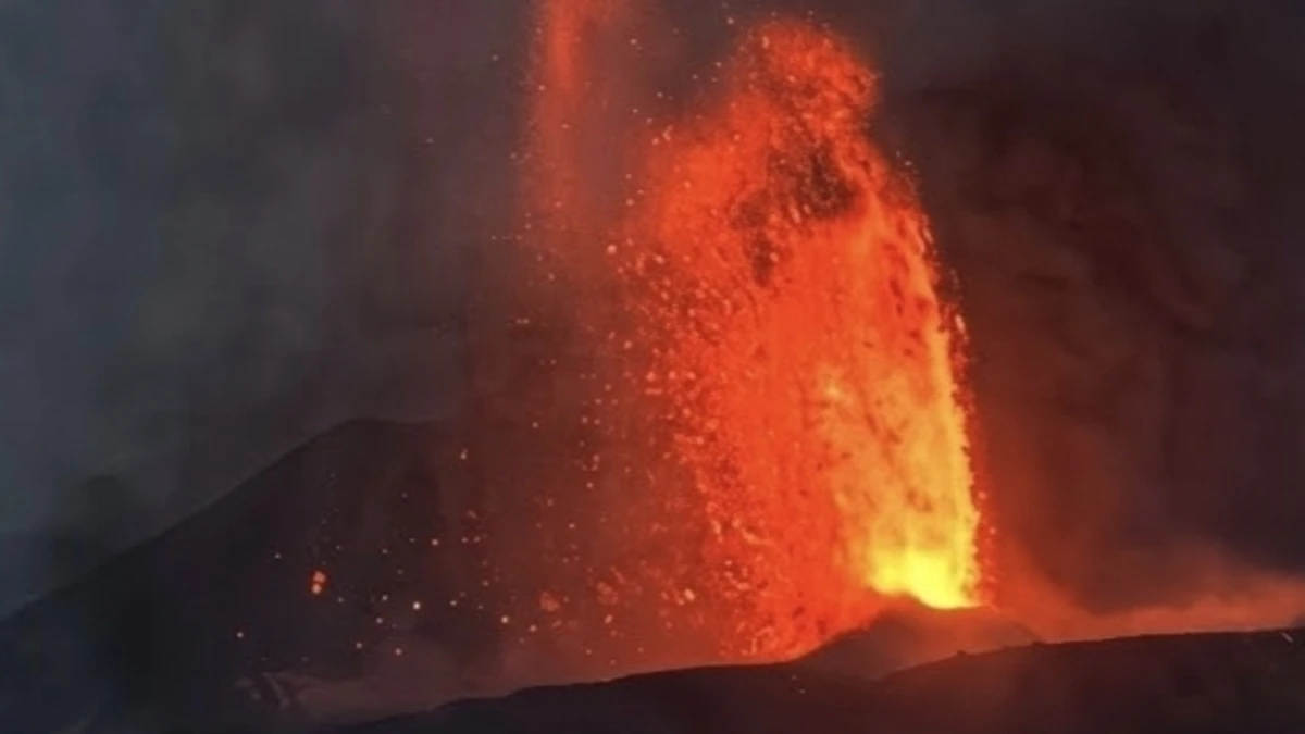 Erupsi Gunung Anak Krakatau. (Sumber: https://lampungprov.go.id/) erupsi