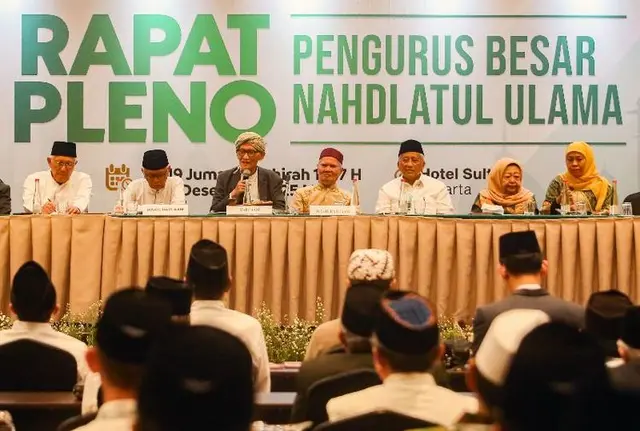 Rais Aam PBNU KH Miftahul Akhyar (ketiga kiri) memberikan sambutannya saat membuka rapat pleno Pengurus Besar Nahdlatul Ulama (PBNU) di Jakarta, Selasa (9/12/2025). rapat pleno PBNU