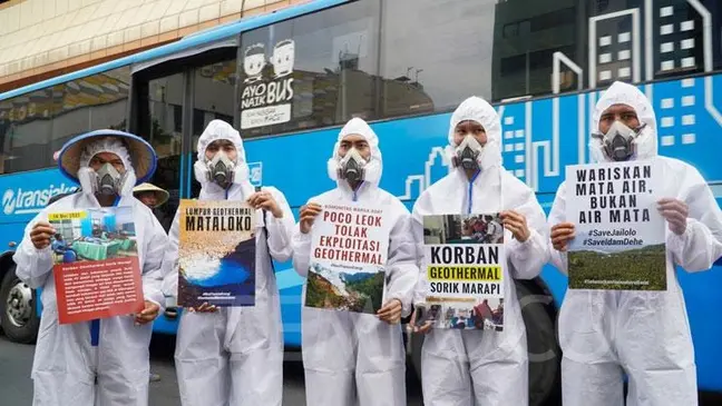 Aliansi Nasional Tolak Geothermal melakukan aksi di Kementerian ESDM, Jakarta, Rabu, 17 Juli 2024. Mereka menolak pengembangan proyek geothermal di Indonesia. (Foto: TEMPO) Demo Geothermal