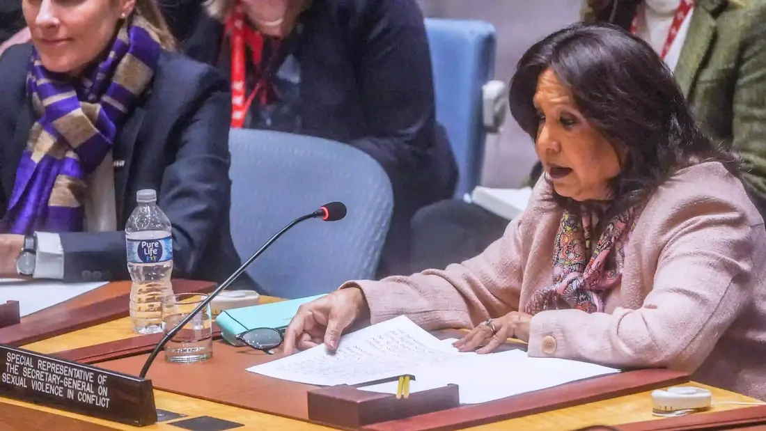 Pramila Patten, kanan, Perwakilan Khusus Sekretaris Jenderal PBB untuk Kekerasan Seksual dalam Konflik, menyampaikan pidato dalam pertemuan Dewan Keamanan PBB, 11 Maret 2024, di markas besar PBB. (Foto AP/Bebeto Matthews, Arsip) PBB