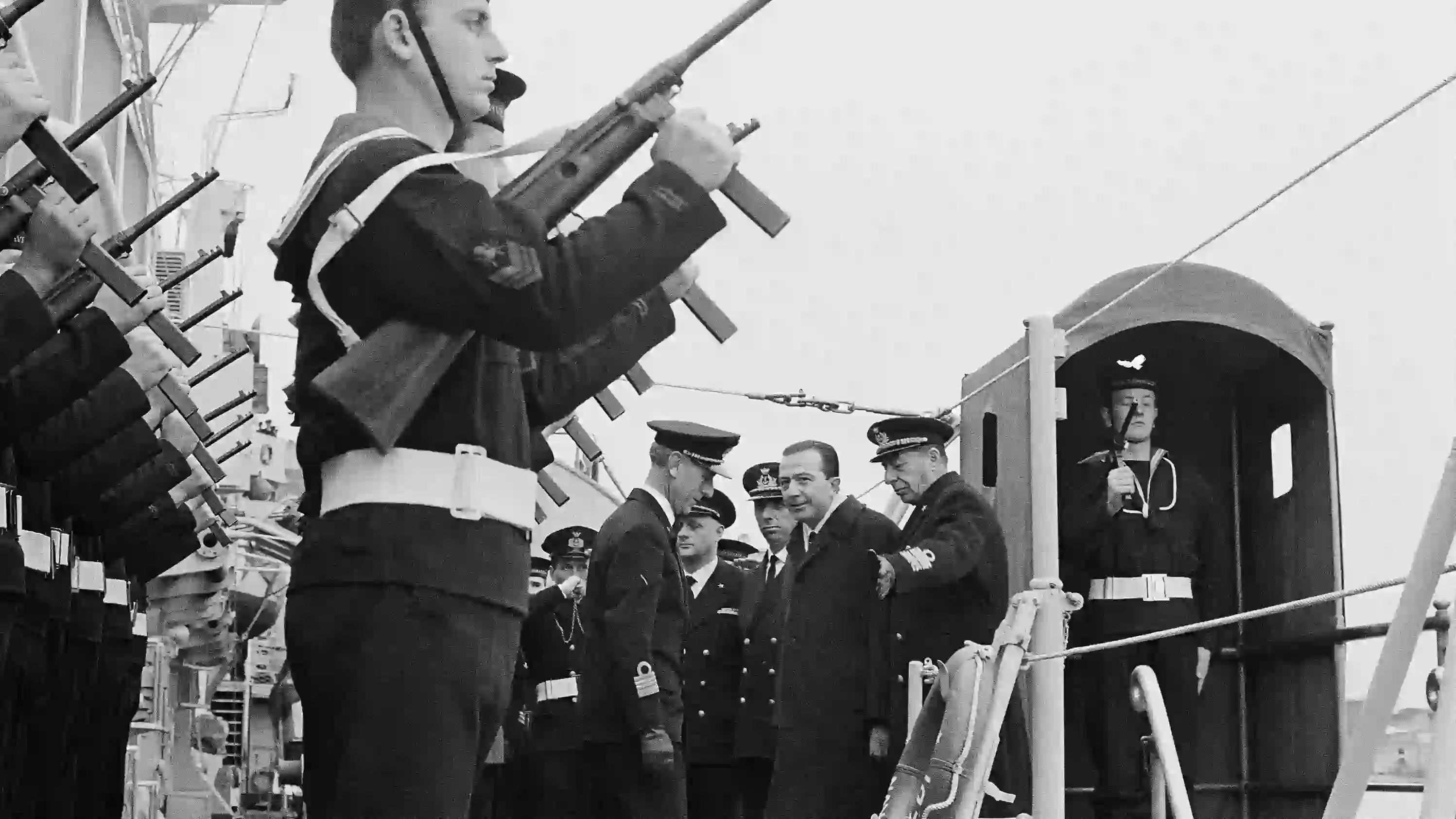 Menteri Pertahanan Italia Giulio Andreotti disambut di atas kapal penjelajah Italia Giuseppe Garibaldi berbobot 11.000 ton, saat tiba pada 4 Februari 1963 untuk inspeksi terakhir sebelum kapal penjelajah yang membawa 60 perwira dan 630 awak tersebut bergabung dengan armada Italia setelah masa pelatihan empat bulan di Amerika Serikat. (Foto AP/Girolemo Di Majo)