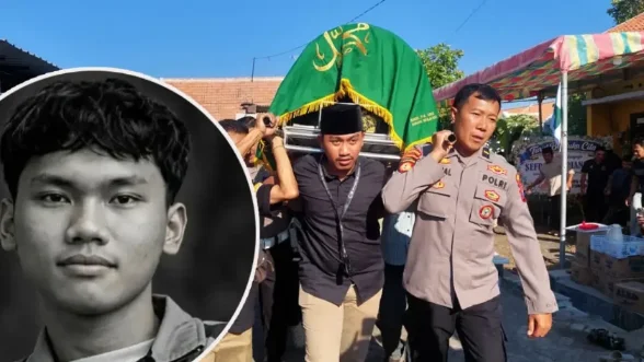 Keluarga, teman, rekan sesama atlet panjat tebing Kota Probolinggo hingga polisi saat mengantar jenazah Sefriel ke pemakaman Kedopok. Sefriel dimakamkan Jumat pagi (16/10). Inset, Sefriel semasa hidup. (Foto: Arif Mashudi/Jawa Pos Radar Bromo) sefriel - bromo