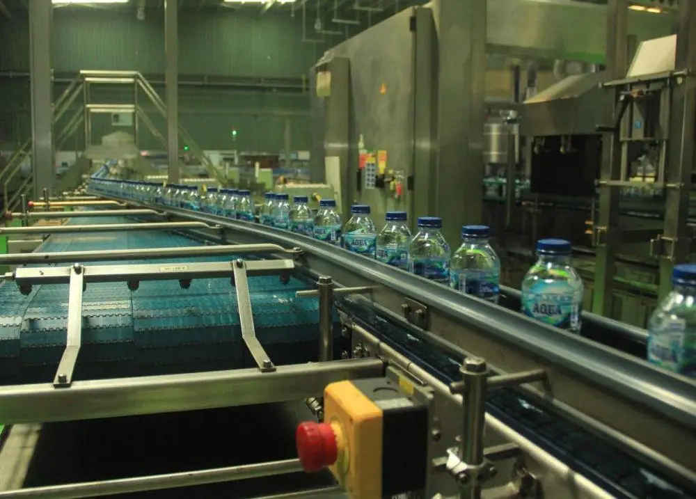 Proses pengemasan AQUA tidak tersentuh tangan manusia untuk memastikan kehigienisan, kebebasan dari cemaran, dan menjaga kemurnian alami (Foto: Dok. Danone Indonesia) Danone - aqua