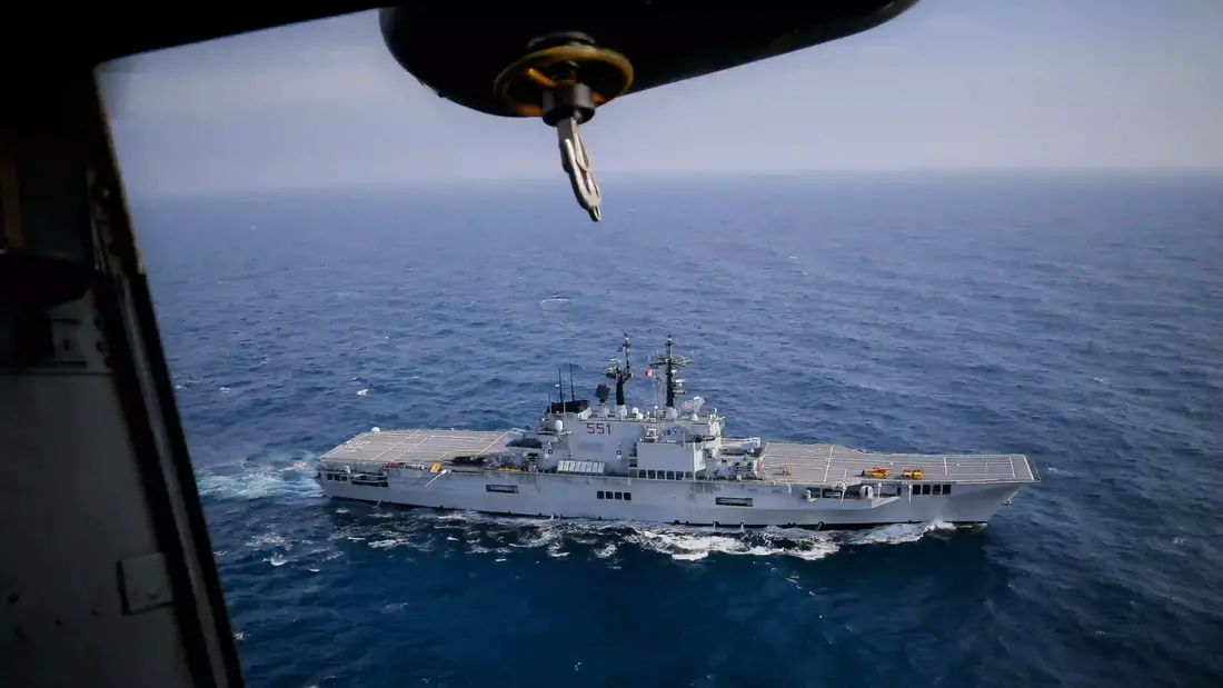 Dalam foto hari Jumat, 25 November 2016 ini, kapal induk ringan Angkatan Laut Italia Giuseppe Garibaldi, yang terlihat dari helikopter, berlayar di Laut Mediterania, di lepas pantai Sisilia, sebagai bagian dari operasi angkatan laut Uni Eropa, Operasi Sophia. Operasi Sophia diluncurkan untuk mengganggu operasi penyelundupan manusia di Mediterania Tengah. (Foto AP/Nicolae Dumitrache) Giuseppe Garibaldi