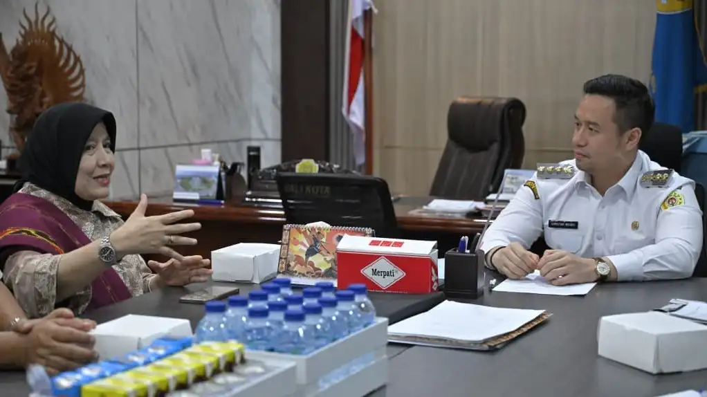 Direktur Mitigasi Perubahan Iklim Haruki Agustina berdiskusi dengan Wali Kota Kupang Christian Widodo di Kupang, Rabu (8/4/2026). (Sumber: https://prokopim.kupangkota.go.id) Haruki Agustina