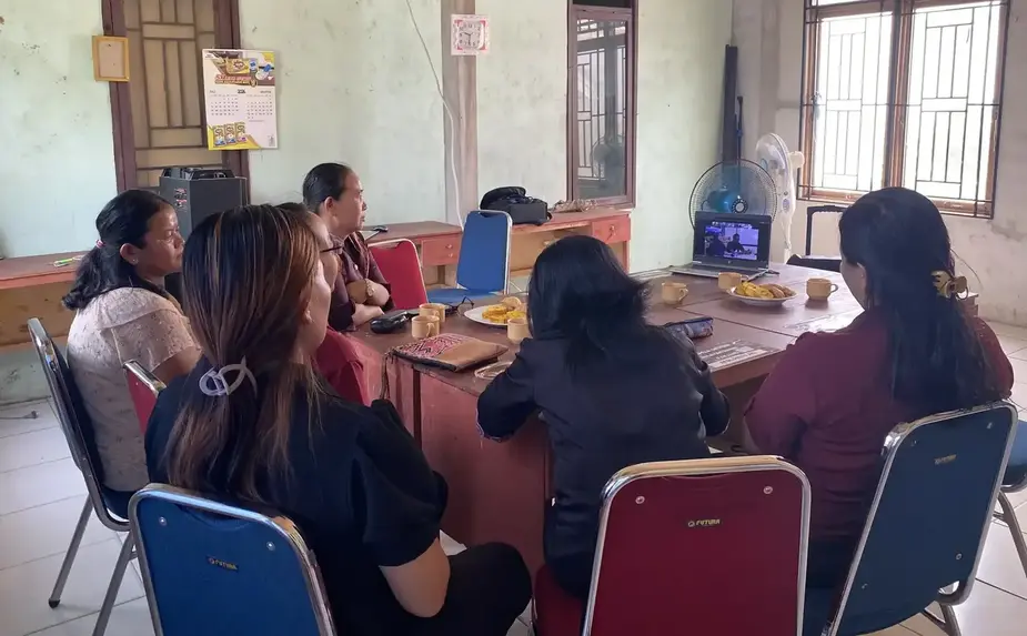 Magsima Rupina bersama rekan-rekan sesama pengrajin tenun ikat Dayak memanfaatkan akses internet BAKTI untuk mengikuti pelatihan UMKM dari BAKTI Komdigi di Kantor Desa Gemba Raya, Kelam Permai, Sintang Kalimantan Barat, Kamis (20/8/2026). pelatihan umkm - sintang