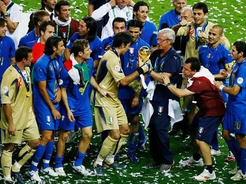 Timnas Italia menjadi juara Piala Dunia 2006 (Foto: Getty Images/Clive Mason) italia 2006