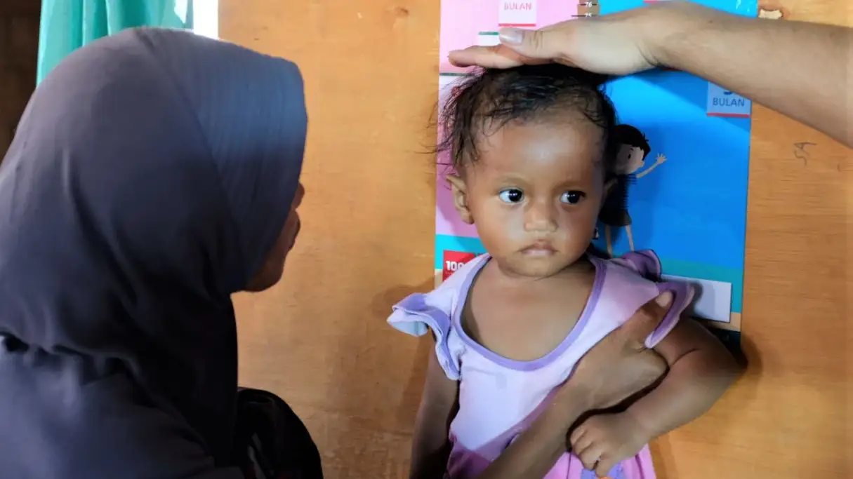 Seorang anak balita (bawah lima tahun) sedang diukur tinggi badannya. (Sumber: https://ugm.ac.id/) anak