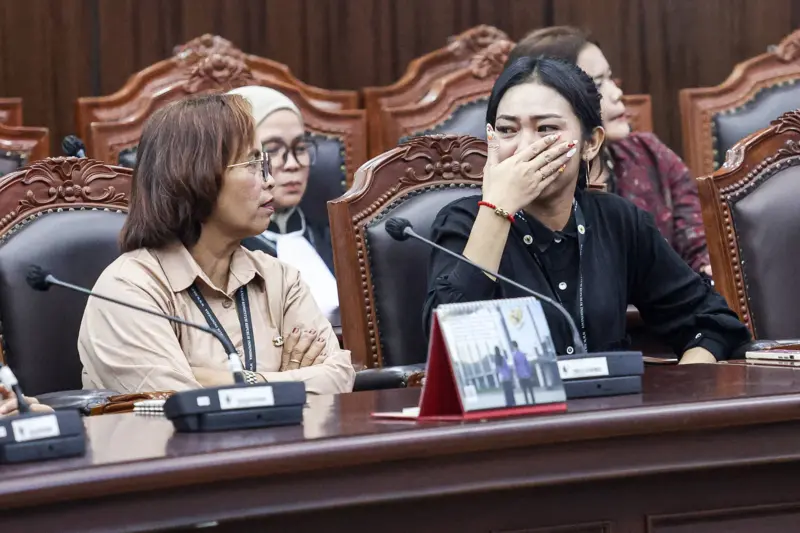 Anak korban kebakaran rumah yang diduga berkaitan dengan pemberitaan perjudian yang melibatkan prajurit TNI, Eva Meliani Br Pasaribu (kanan), dan ibu korban kekerasan oleh prajurit TNI terhadap Mikael Histon Sitanggang, Lenny Damanik (kiri) di ruangan sidang MK, Kamis (15/10). (Foto: Antara) Lenny Damanik