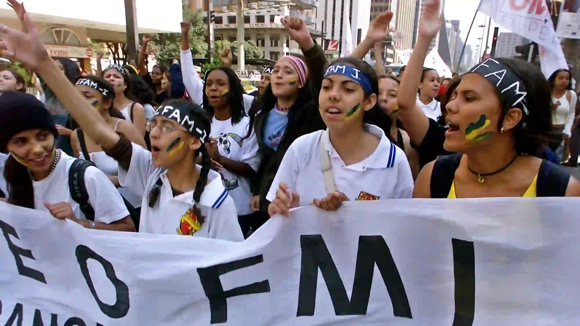 Para mahasiswa berdemonstrasi di Sao Paulo, Brasil pada Kamis, 15 Agustus 2002. Setidaknya 1.000 mahasiswa memprotes kebijakan ekonomi pemerintah dan kesepakatan dana talangan IMF serta menuntut pendidikan yang lebih baik. Pekan sebelumnya, IMF mengumumkan utang sebesar US$30 miliar ke Brasil di tengah gejolak pasar. (Foto AP/Dario Lopez-Mills) Brasil