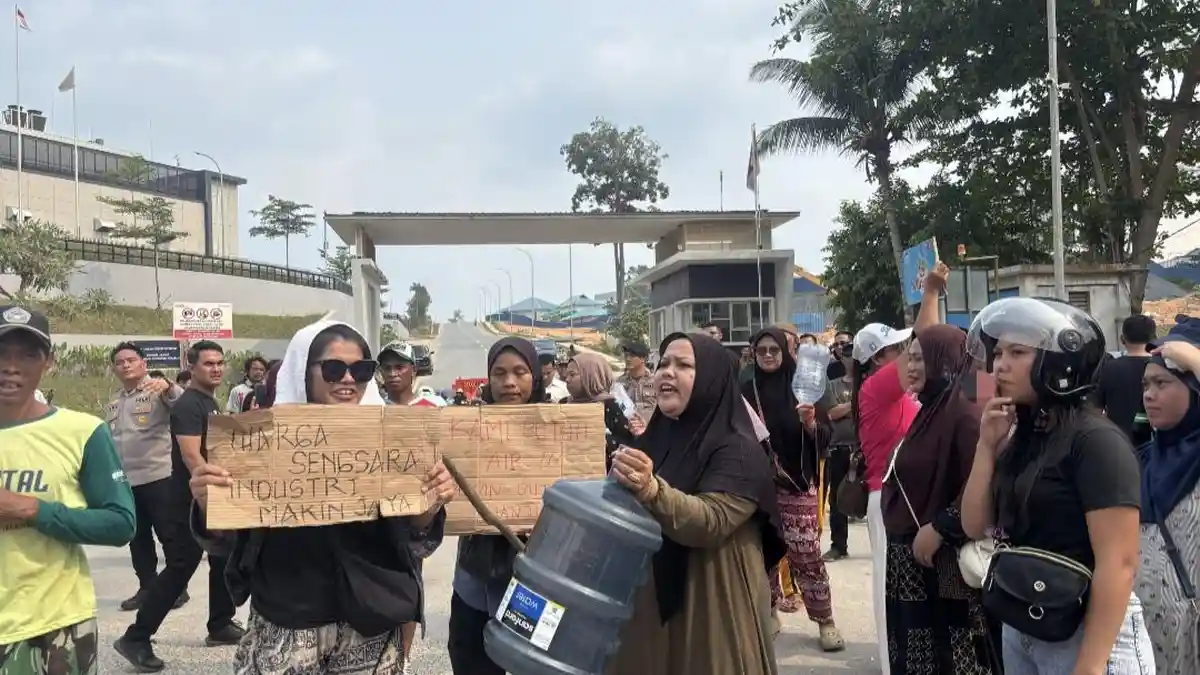 Sejumlah emak-emak geruduk Nongsa Digital Park (NDP), Senin (5/10/2026) setelah tiga bulan pasokan air tak mati di wilayah mereka. (Foto: Tribunnews Batam) demo - data center