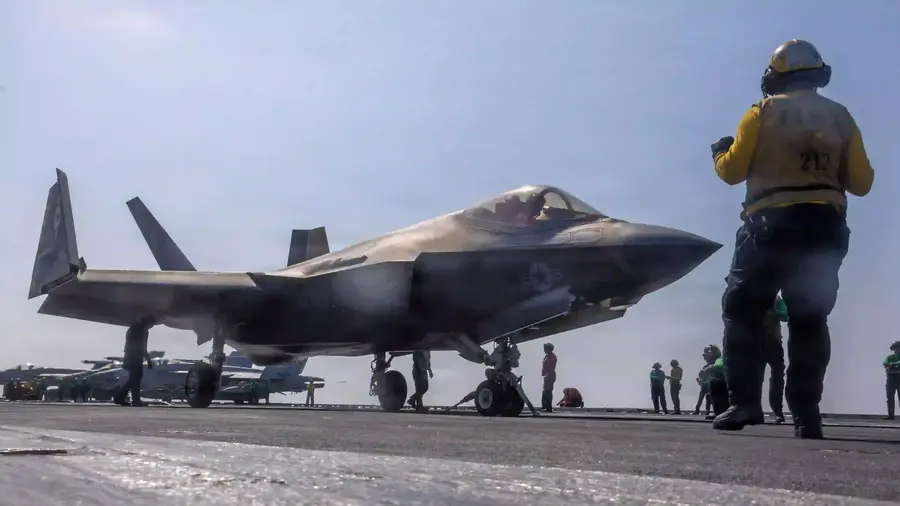 Gambar ini, yang disediakan oleh Komando Pusat AS, menunjukkan sebuah pesawat tempur F-35C Lightning bersiap lepas landas dari USS Abraham Lincoln (CVN 72) untuk mendukung Operasi Epic Fury, pada Sabtu, 28 Februari 2026. (Angkatan Laut AS melalui AP) F-35