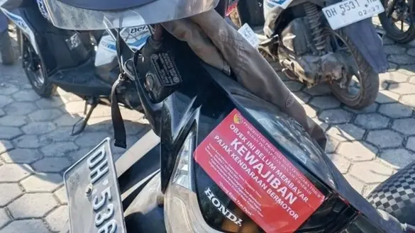 Masyarakat yang telat membayar pajak kendaraan bermotor tidak dapat membeli Bahan Bakar Minyak (BBM) bersubsidi berlaku di Nusa Tenggara Timur (NTT), Rabu (1/7). (Foto: ANTARA) stiker BBM