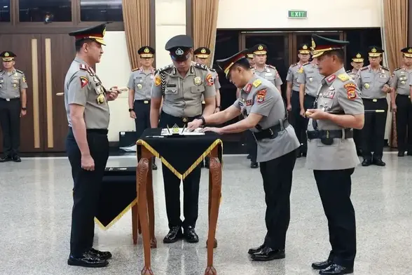 Kapolri Jenderal Pol Suyudi Ario Seto resmi melantik Kepala Korps Lalu Lintas (Kakorlantas) Polri dan tiga Kapolda di Mabes Polri, Jakarta, Senin (12/10/2026). (Foto: Dok. Divisi Humas Polri)
Kapolri suyudi - mutasi