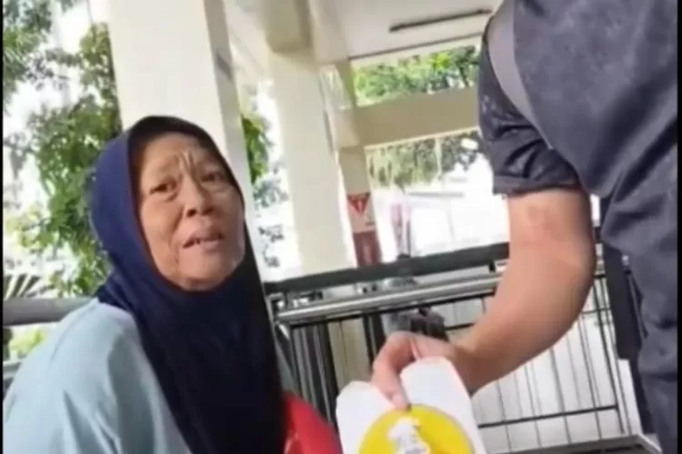 Seorang nenek tidak bisa melakukan pembelian karena toko roti berdalih hanya menerima pembayaran non tunai, contohnya QRIS. (Foto: Tangkapan layar tiktok @arlius_zebua) Roti O