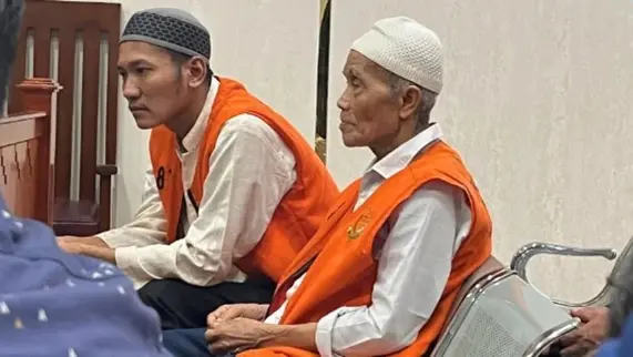 Kakek Mujiran (kanan), terdakwa kasus pencurian getah karet PTPN I Lampung (Foto: @tigapenacom) kakek mujiran
