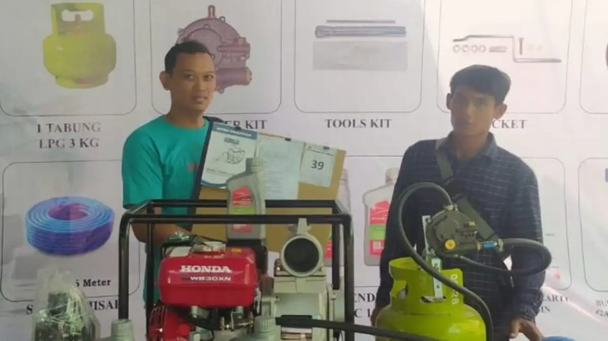 Kepala Dintanpan Rembang Agus Iwan Haswanto menyerahkan bantuan pompa air berbahan bakar gas kepada petani secara simbolis di aula Dinas Pertanian dan Pangan (Dintanpan) Kabupaten Rembang, Senin (9/10/2023). (Sumber: https://rembangkab.go.id/) bantuan pompa