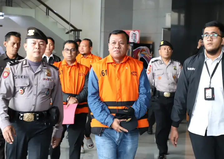 KPK resmi menahan Tersangka Eks Bupati Kuansing Suhardiman Amby terkait kasus dugaan suap jual beli jabatan di lingkungan Pemkab Kuansing (Foto: SinPo.id) Suhardiman Amby