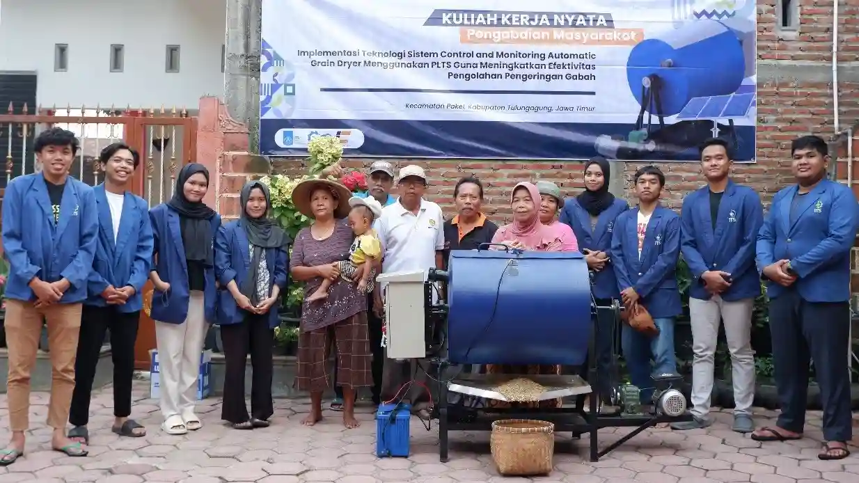 Tim KKN Abmas ITS dan para petani di Desa Sambitan, Kabupaten Tulungagung.
