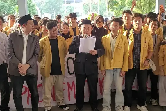 Rektor Unsoed Prof Akhmad Sodiq bersama para mahasiswa Universitas Jenderal Soedirman (Unsoed) Purwokerto, menyatakan menolak keberadaan dapur Makan Bergizi Gratis (MBG) di Kampus.
Akhmad Sodiq