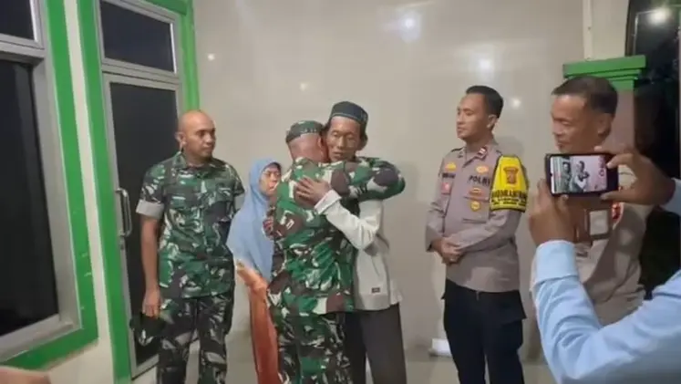 Aparat meminta maaf kepada Sudrajat (49), pedagang es gabus yang dituduh pakai spons, di Bojonggede, Kabupaten Bogor, Selasa (27/1/2026). Aparat - damai