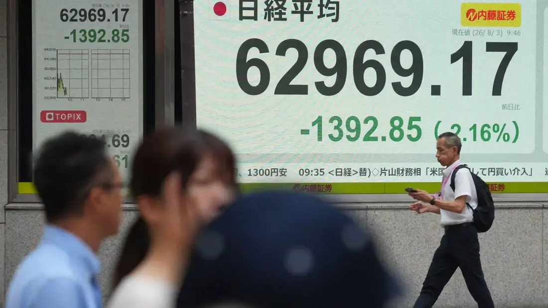 Seseorang berjalan melewati papan elektronik yang menampilkan nilai tukar dolar AS dan yen Jepang di sebuah perusahaan sekuritas di Tokyo pada Senin, 3 Agustus 2026. (AP Photo/Eugene Hoshiko) penguatan