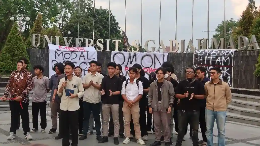 Badan Eksekutif Mahasiswa Keluarga Mahasiswa Universitas Gadjah Mada (BEM-KM UGM) menggelar aksi simbolik dan diskusi bersama soal program Makan Bergizi Gratis (MBG) di Bunderan UGM, Rabu (24/9/2025). (Sumber: https://ugm.ac.id/) demonstrasi