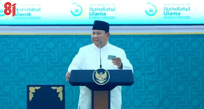 Presiden Prabowo saat menutup Muktamar NU ke 35 dan memegang kartu Anggota NU. Foto : Biro Pers Istana/setpres RI) Prabowo - Muktamar