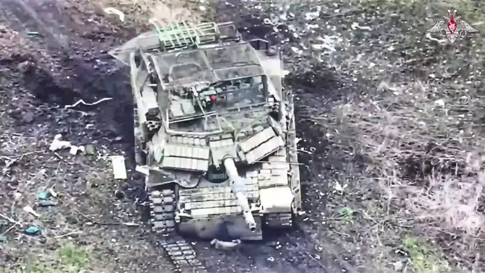 Dalam foto ini, yang diambil dari video yang didistribusikan Layanan Pers Kementerian Pertahanan Rusia pada Selasa, 8 April 2025, sebuah tank M1 Abrams buatan AS milik Angkatan Darat Ukraina hancur di lokasi yang tidak diungkapkan di Ukraina. (Layanan Pers Kementerian Pertahanan Rusia via AP) Abrams