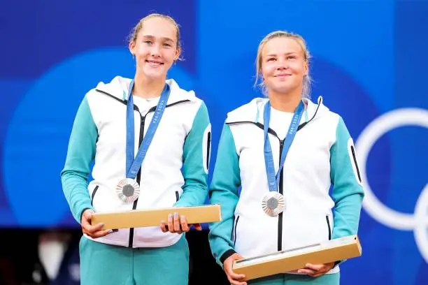 Mirra Andreeva dan Diana Shnaider menjadi atlet Rusia pertama yang memenangkan medali Olimpiade Paris 2024 setelah meraih medali perak dari nomor ganda putri cabang olahraga tenis. Keduanya bermain dalam status netral alias tak mewakili negaranya. Atlet Rusia
