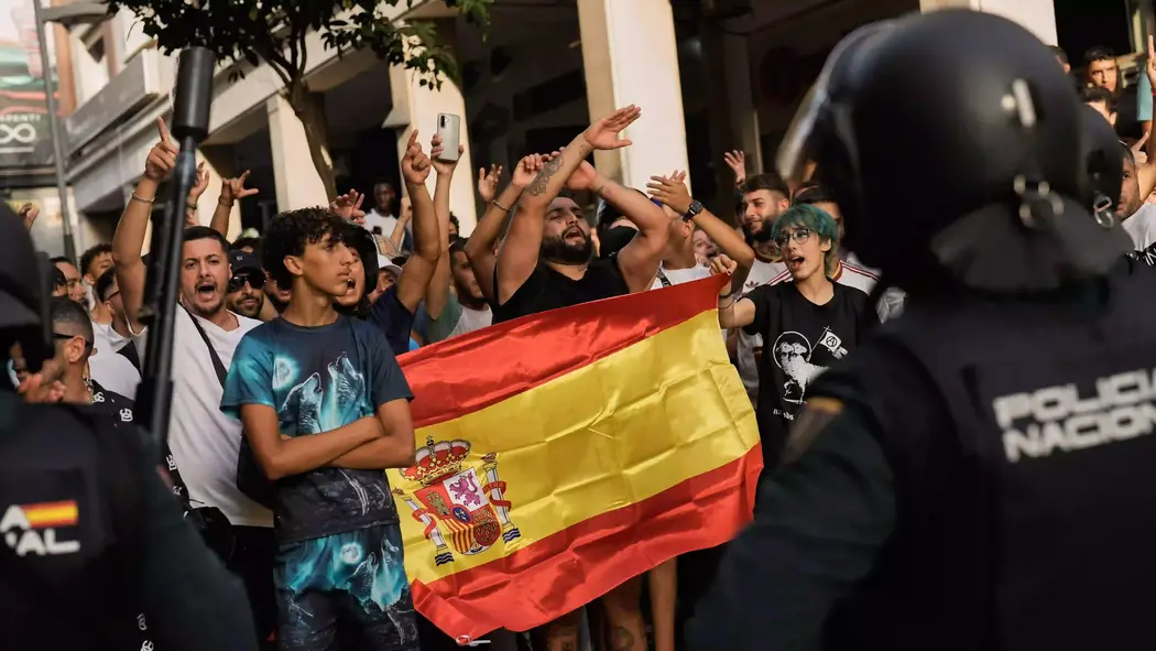 Warga Ceuta berdemonstrasi menentang kedatangan politisi sayap kanan Spanyol, Alvise Pérez, di wilayah otonom Spanyol di Ceuta, Sabtu, 1 Agustus 2026. (AP Photo/Bernat Armangue) ultrakanan