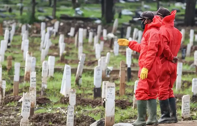 Pemakaman khusus dengan protokol COVID-19 di TPU Bambu Apus, Jakarta Timur. makam covid-19