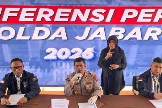 Kabidhumas Polda Jabar Kombes Pol Hendra Rochmawan menjelaskan kronologis penangkapan kasus siber di Mapolda Jabar, Kamis (6/8/2026) (Foto: Kompas.com) kasus siber