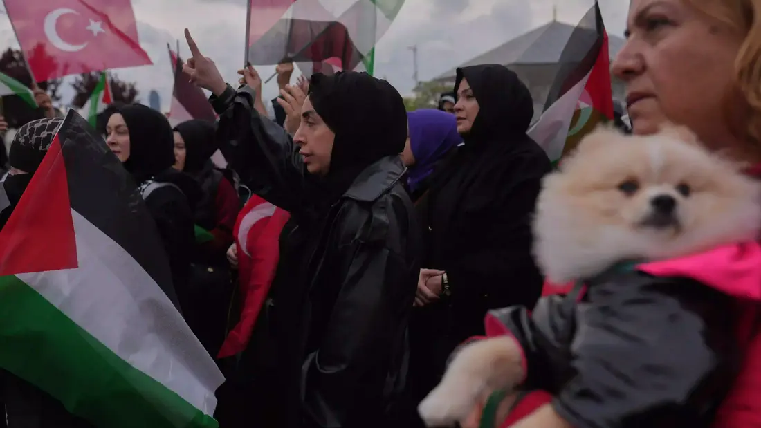 Warga berkumpul selama demo menentang pencegatan kapal-kapal bantuan Gaza "Global Sumud Flotilla" oleh tentara Israel di dekat perairan Yunani, di Istanbul, Turki, Sabtu, 2 Mei 2026. (AP Photo/Francisco Seco) demo