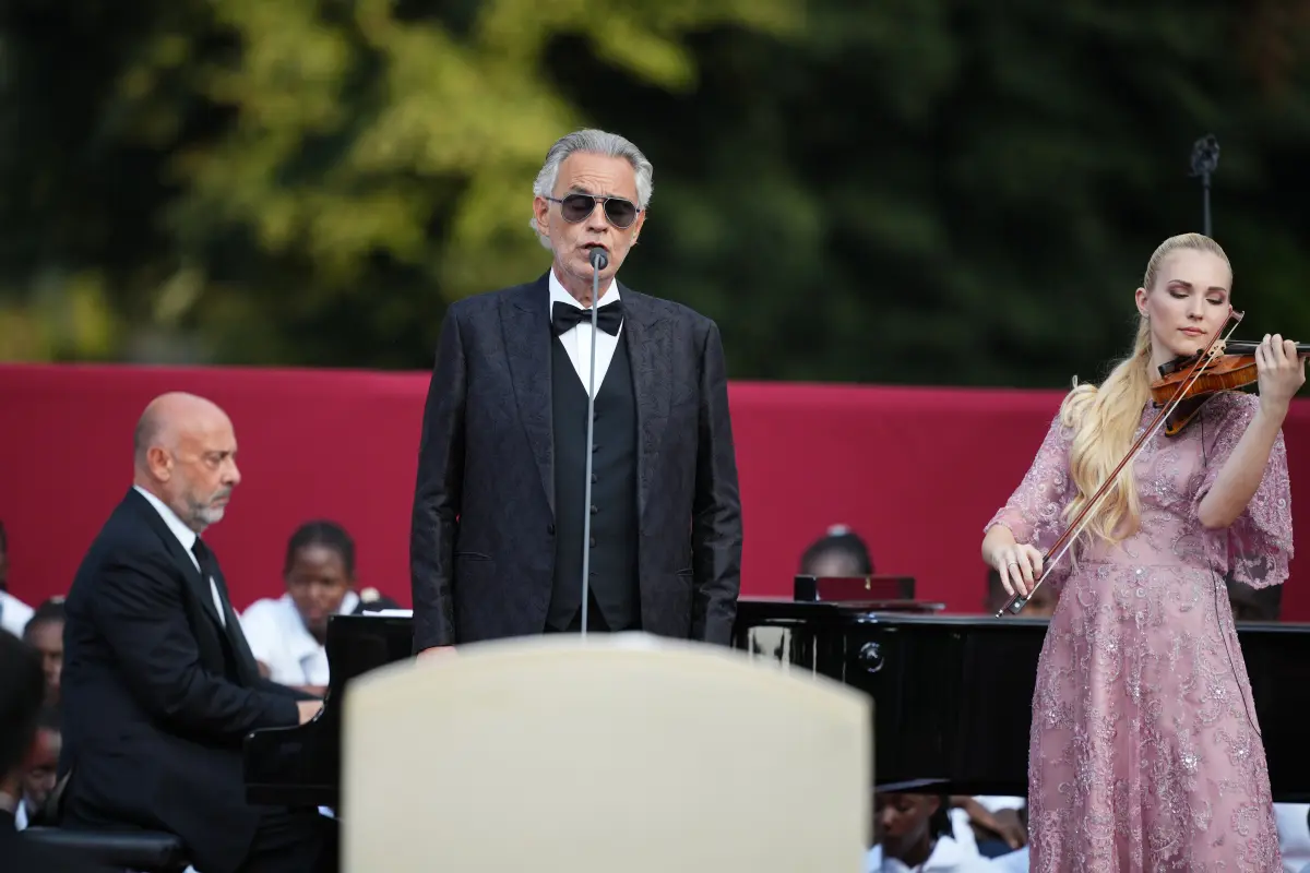 Penyanyi asal Italia, Andrea Bocelli, tampil dalam acara doa dan pertemuan persaudaraan “Canticle of Peace” (Kidung Perdamaian) bersama Paus Leo XIV di Borgo Laudato Si’, Castel Gandolfo, sebelah barat daya Roma, Italia, pada (29/7/2026). (Foto: AP Photo/Alessandra Tarantino) andrea bocelli