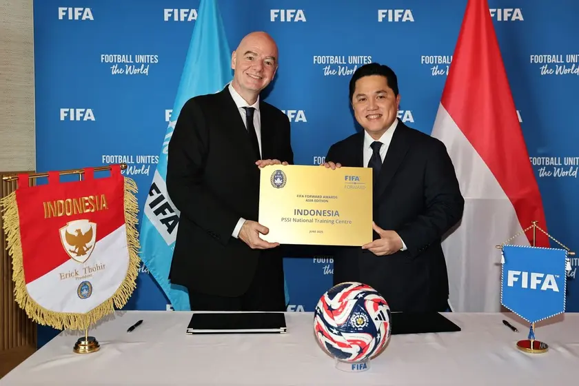 Presiden FIFA Gianni Infantino dan Presiden PSSI Erick Thorir saat pemberian penghargaan Gold Award untuk pembangungan National Training Center pada 17 Juni 2025 di Miami, Florida. (Foto: FIFA)
Infantino - Erick