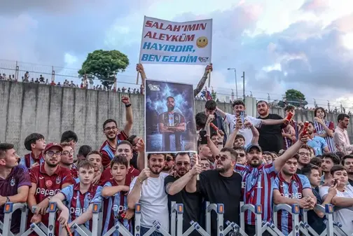 Para pendukung Trabzonspor bersorak gembira saat menunggu kedatangan penyerang Mesir Mohamed Salah, yang akan bergabung dengan klub sepak bola Turki Trabzonspor, di Bandara Trabzon pada 5 Agustus 2026. (Foto: AFP) suporter Trabzonspor