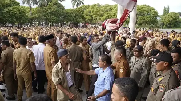 Aksi protes ribuan ASN, PPPK dan PPPK Paruh Waktu di Halaman Kantor Wali Kota, Kecamatan Tidore Selatan, Senin (6/7/2026). (Foto: Tribunnews) asn protes tidore