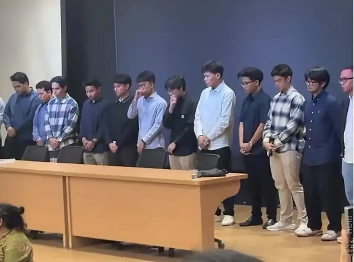 Sebanyak 16 pelaku anggota grup WA mesum dihadirkan oleh Dekanat FHUI di forum terbuka dan minta maaf, Ahad dini hari, 12 April 2026 (Foto: istimewa)