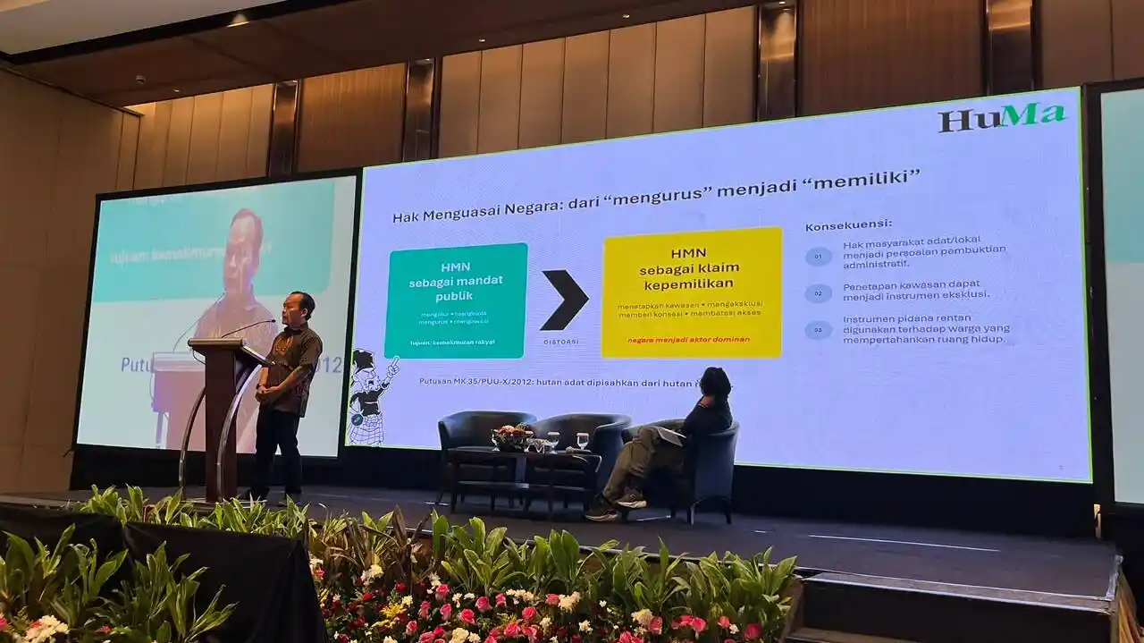 Deputi Program Perkumpulan HuMa Erwin Dwi Kristianto memaparkan kajiannya pada peluncuran Naskah Akademik (NA) dan Daftar Inventarisasi Masalah (DIM) UU Kehutanan yang Baru, Senin (5/10/2026). HuMa
