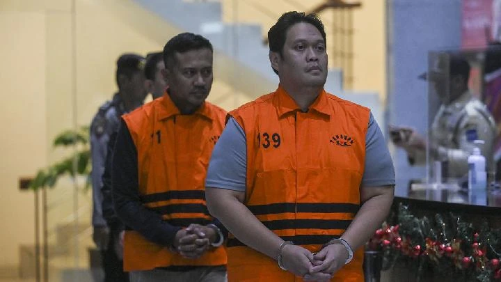 Kepala Kejaksaan Negeri (Kajari) Hulu Sungai Utara (HSU) Albertinus Parlinggoman Napitupulu bersama Kepala Seksi Intelijen Kejari HSU Asis Budianto dihadirkan dalam konferensi pers setelah terjaring operasi tangkap tangan di Gedung Merah Putih KPK, Jakarta, 20 Desember jaksa nakal