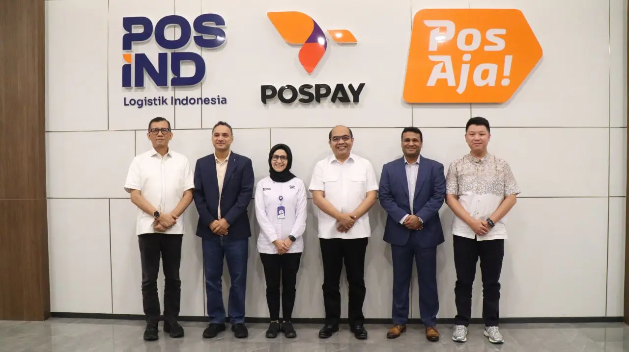 Direktur Human Capital Management PT Pos Indonesia Rosma Handayani berpose bersama Co-Founder & COO Disprz Kujit Chada dan masing-masing staf di GPI Jakarta, pada 13 Mei 2026. (Sumber: https://www.posindonesia.co.id/) Pospay