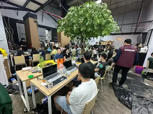 Bareskrim Polri mengamankan total 321 WNA dari berbagai negara saat tengah menjalankan aktivitas perjudian online. (Foto: Humas Polri) WNA Judol