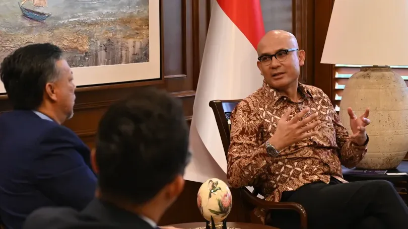 Arrmanatha C. Natsir, saat itu menjadi wakil menteri luar negeri (wamenlu) Republik Indonesia, menerima kunjungan kehormatan Duta Besar Malaysia Syed Mohamad Hasrin Tengku Hussin di ruang wamenlu pada Senin, 3 Maret 2025. (Sumber: Kementerian Luar Negeri)