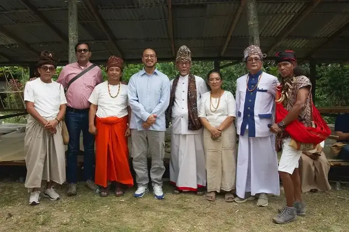 Pandji Pragiwaksono datang dan menjalani sidang di Tana Toraja, Selasa (10/2/2026).(Foto: Dok. AMAN) Pandji - Toraja