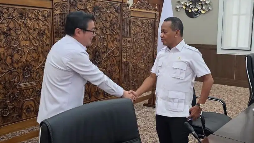 Direktur Utama PT PLN Batam, Kwin Fo bertemu dengan Menteri Energi dan Sumber Daya Mineral (ESDM) Bahlil Lahadalia di kantor Kementerian ESDM, Jakarta, Kamis (13/11/2025). (Sumber: https://www.plnbatam.com/) Direktur Utama PLN Batam